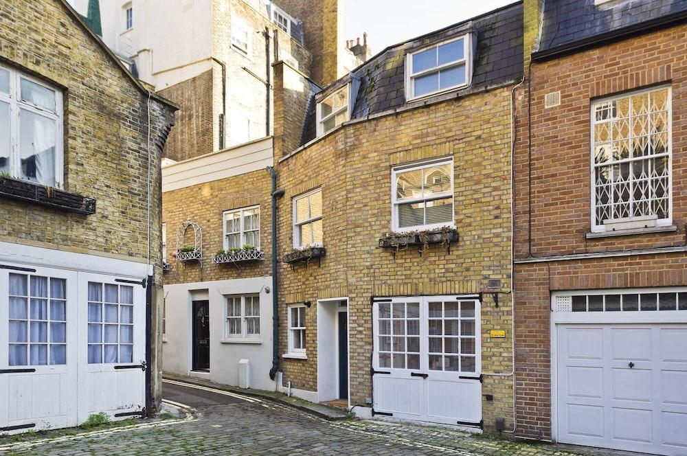 Sweet Marble Arch 2 Bedroom Mews House - Tap to explore photos