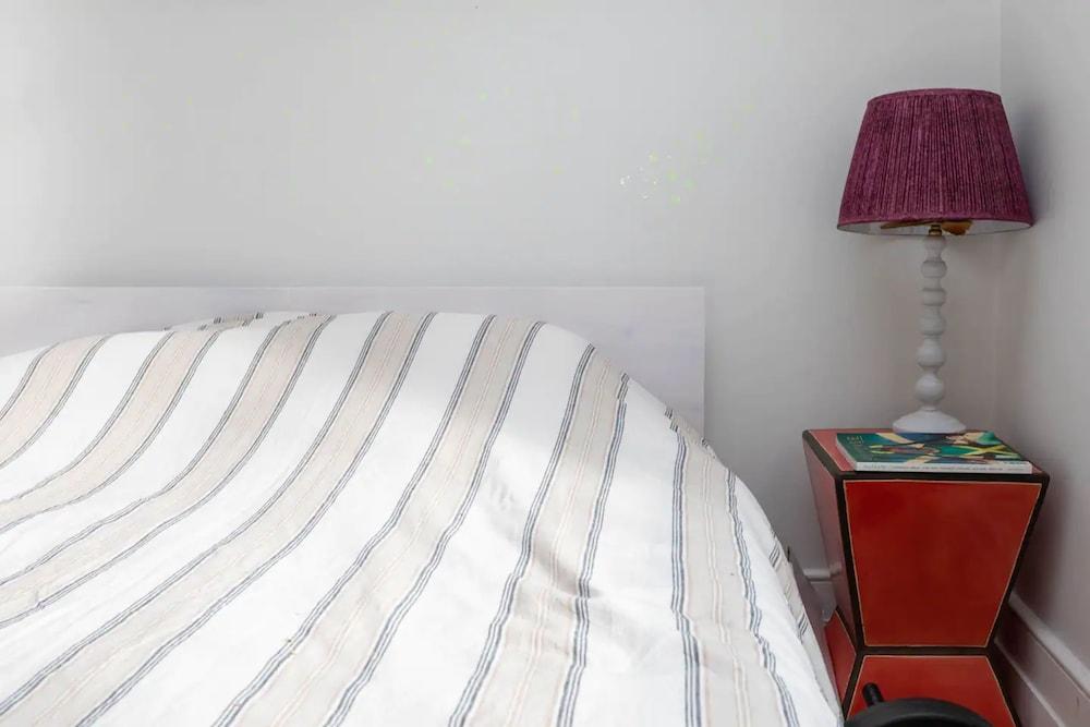Beautiful 2 Bedroom Townhouse With Garden in Kentish Town - Tap to explore photos