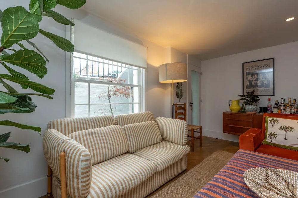 Beautiful 2 Bedroom Townhouse With Garden in Kentish Town - Tap to explore photos
