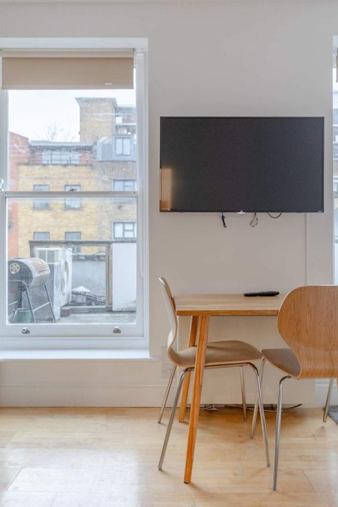 Bright and Spacious 1BD Flat - Camden - Tap to explore photos