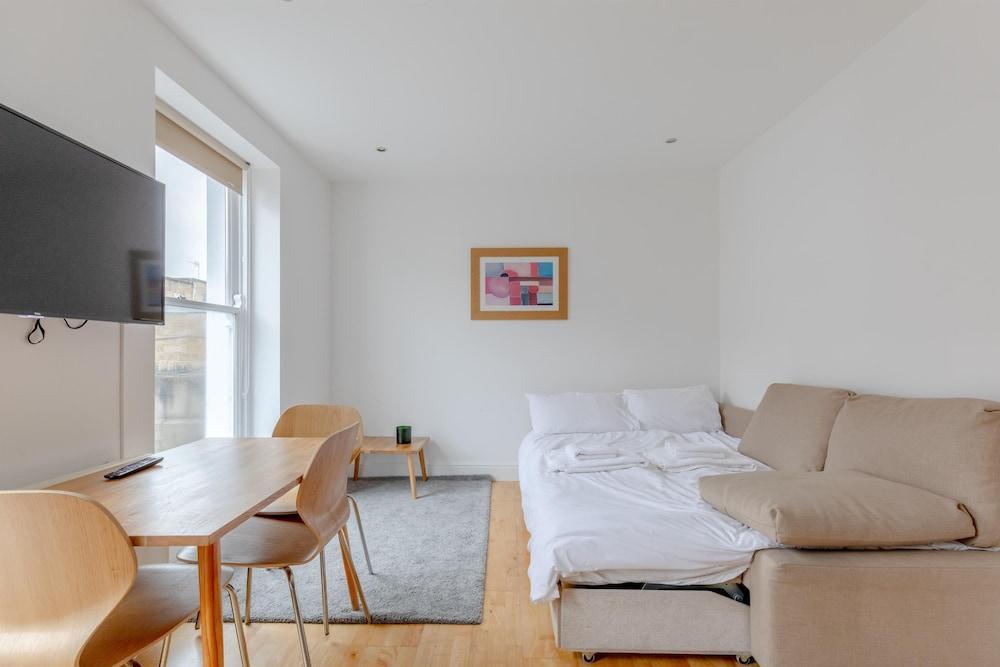 Bright and Spacious 1BD Flat - Camden - Tap to explore photos