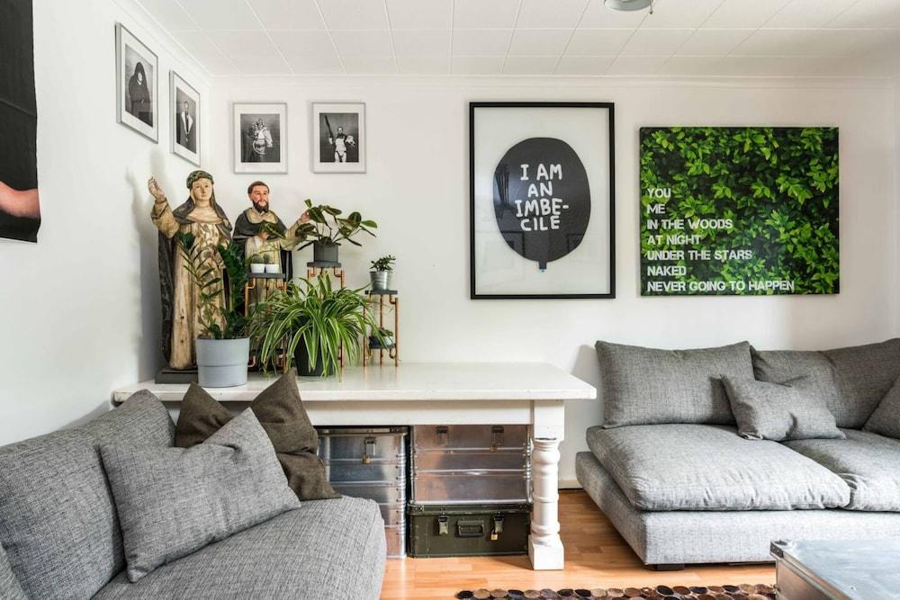 Trendy 1BD Flat With Private Balcony - Hoxton - Tap to explore photos