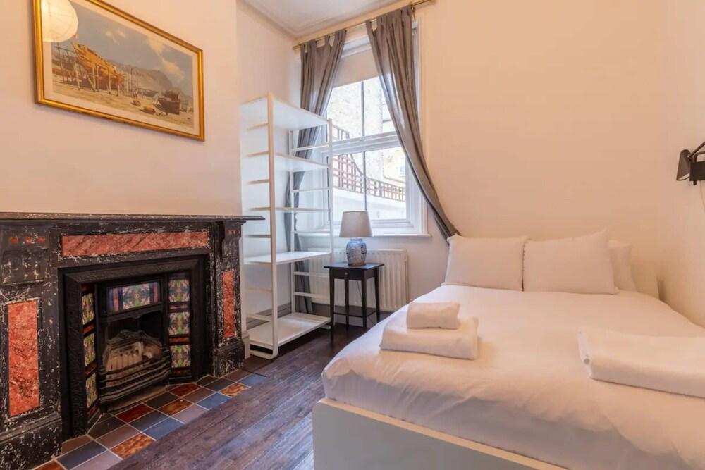 Eclectic 2 Bedroom Victorian era Apartment in Oval - Tap to explore photos