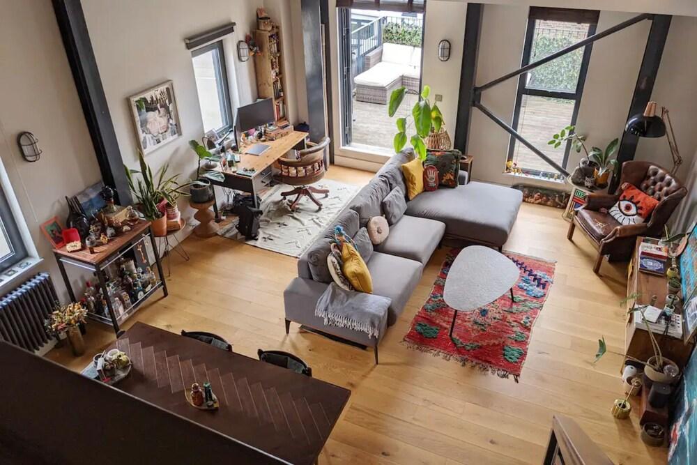 Contemporary Open Plan 1 Bedroom Mezzanine Loft in Hackney - Tap to explore photos