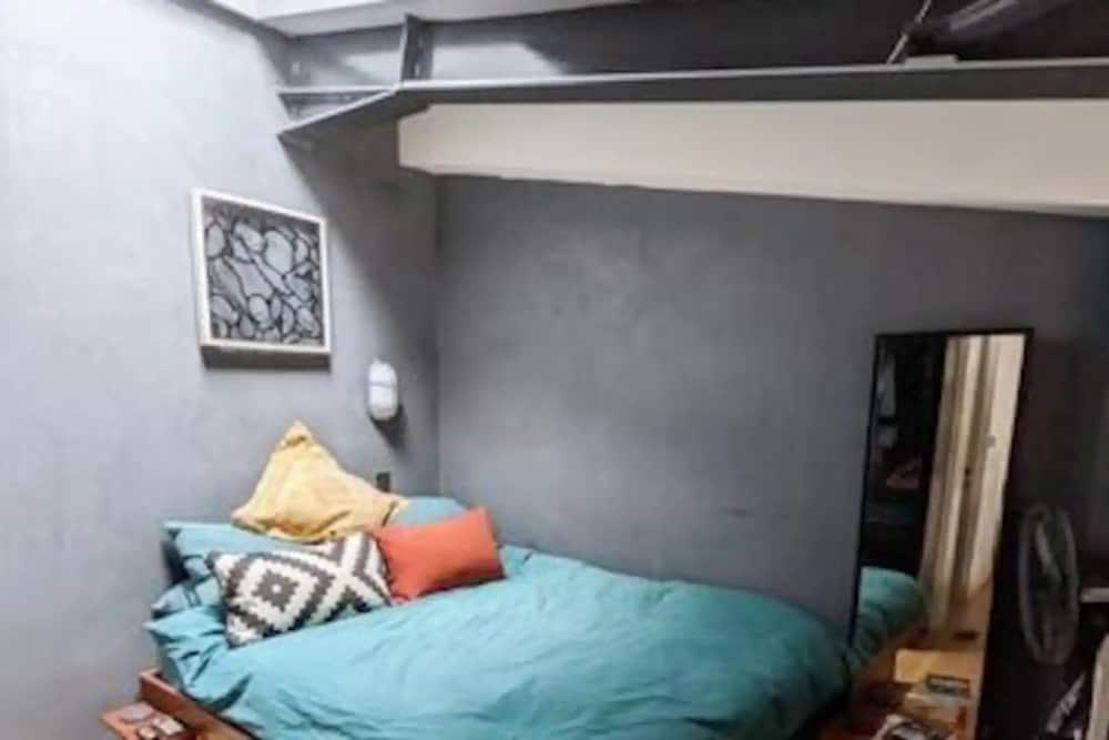 Contemporary Open Plan 1 Bedroom Mezzanine Loft in Hackney - Tap to explore photos