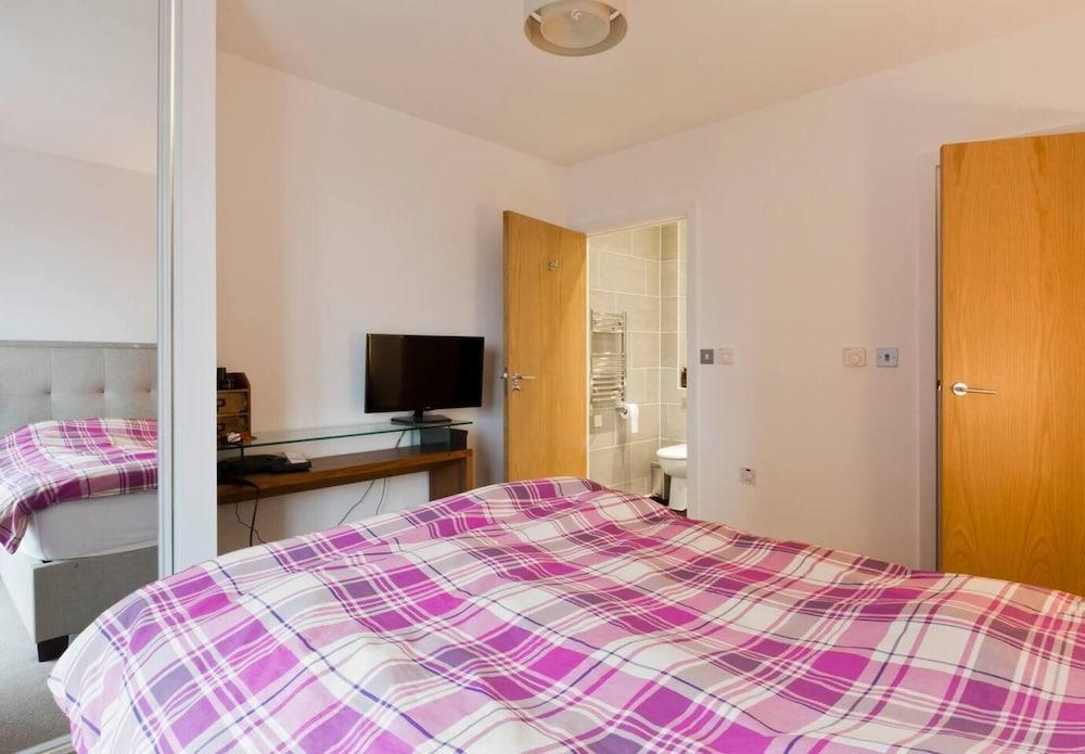 Modern 2-bed Apartment by Wembley Park Station - Tap to explore photos