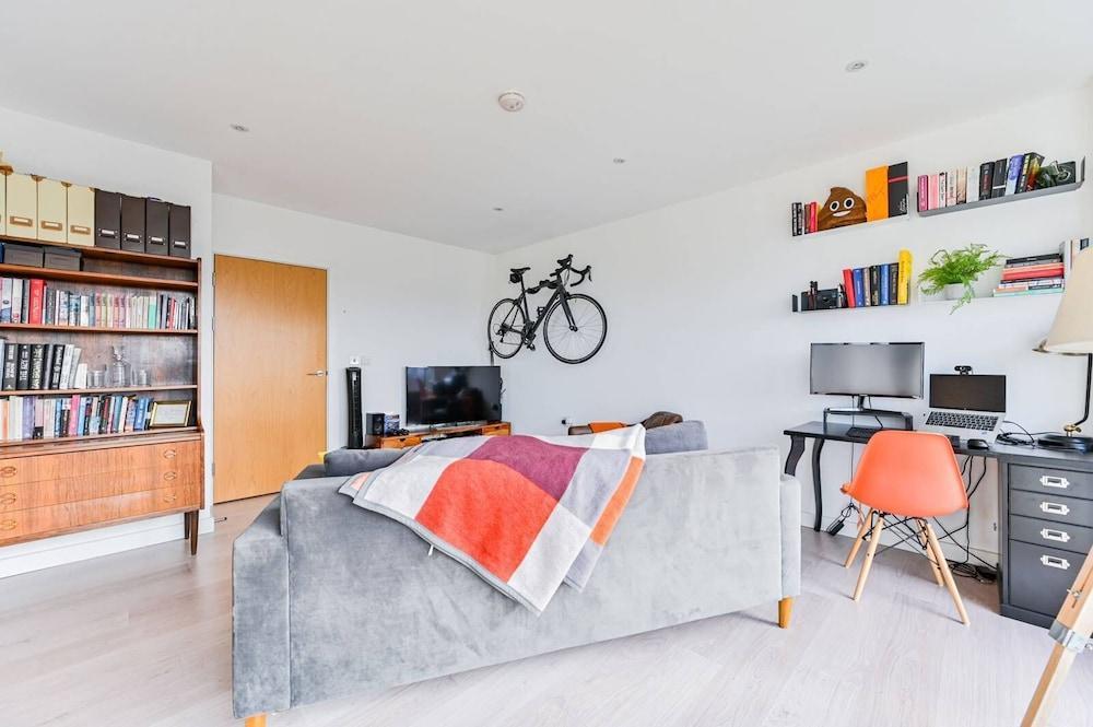 Modern 2-bed Apartment by Wembley Park Station