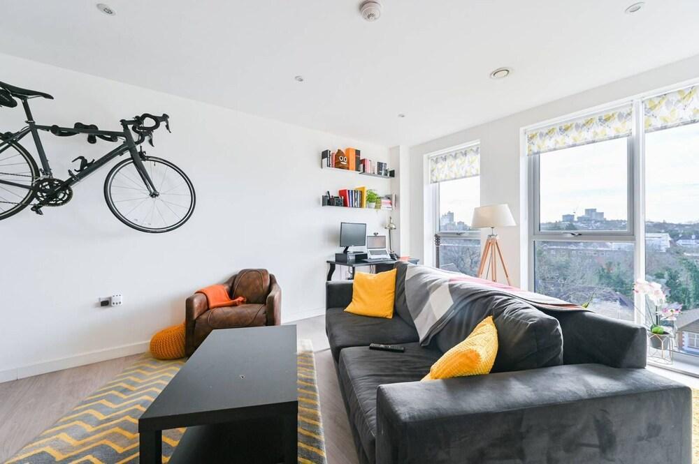Modern 2-bed Apartment by Wembley Park Station - Tap to explore photos