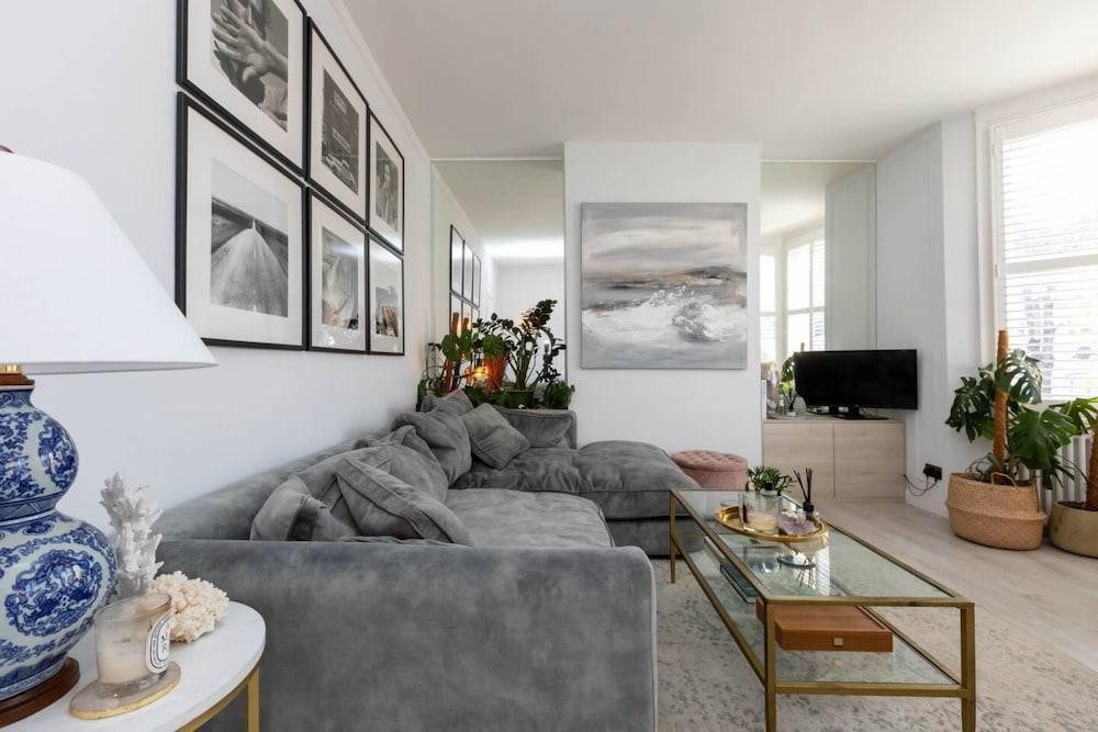 Beautiful, Light and Spacious 2 Bedroom Flat in Clapham - Tap to explore photos