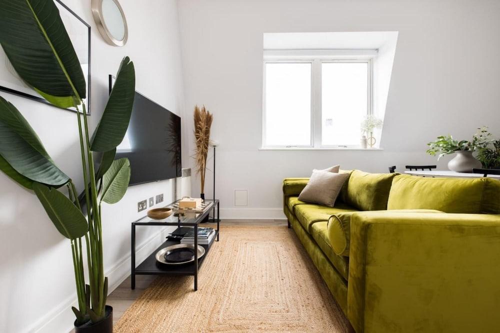 The Camberwell Loft - Captivating 2bdr Flat - Tap to explore photos
