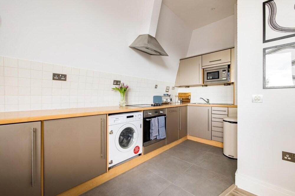 The Camberwell Loft - Captivating 2bdr Flat - Tap to explore photos