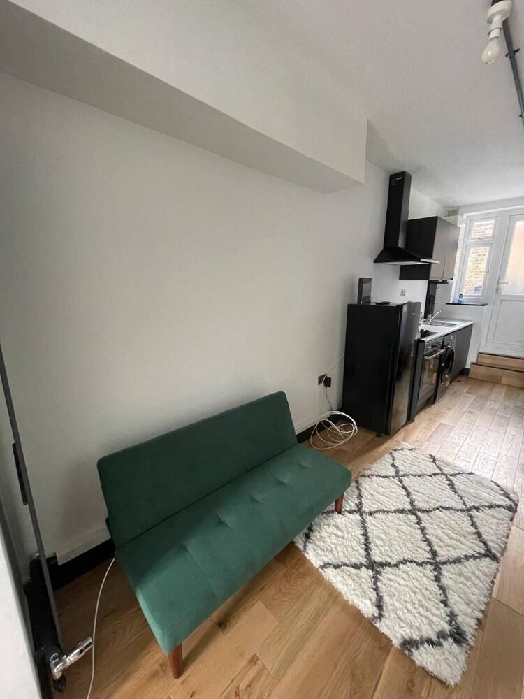 Compact Studio Flat - 12 Minutes From Shoreditch - Tap to explore photos
