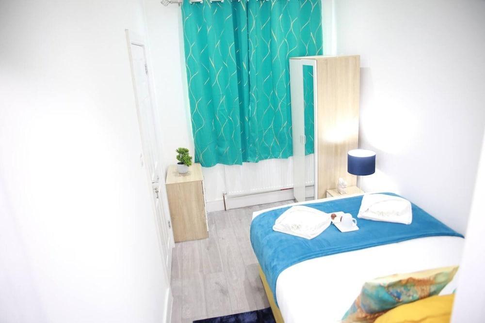 Deluxe 4-bed House Close2 Wembley Stadium - Tap to explore photos