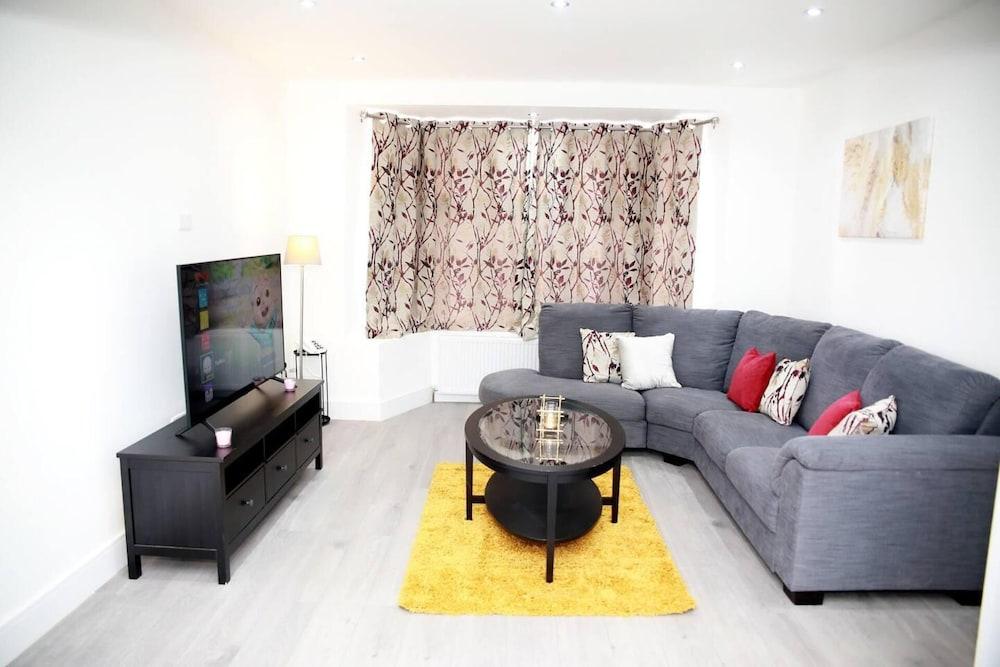 Deluxe 4-bed House Close2 Wembley Stadium - Tap to explore photos