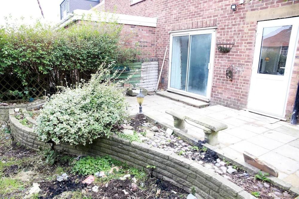 Deluxe 4-bed House Close2 Wembley Stadium - Tap to explore photos