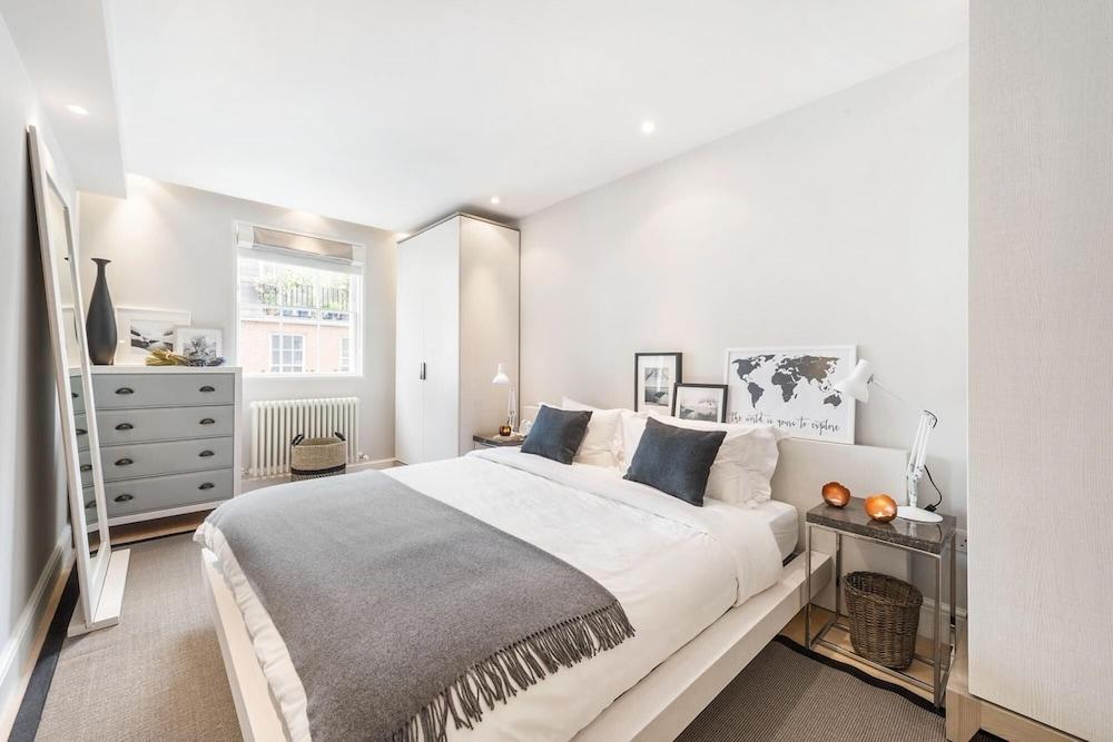 Prime Knightsbridge Mews - 4 bed House - Tap to explore photos