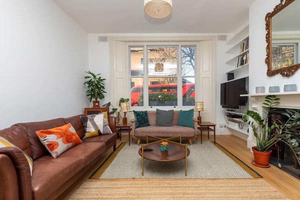 Spacious and Bright 2 Bedroom Flat in Kentish Town - Tap to explore photos