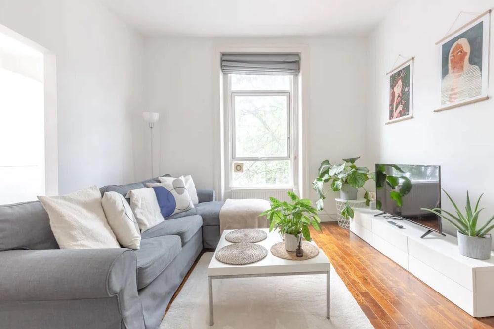 Contemporary 1 Bedroom Apartment in Heart of Shepherds Bush - Tap to explore photos