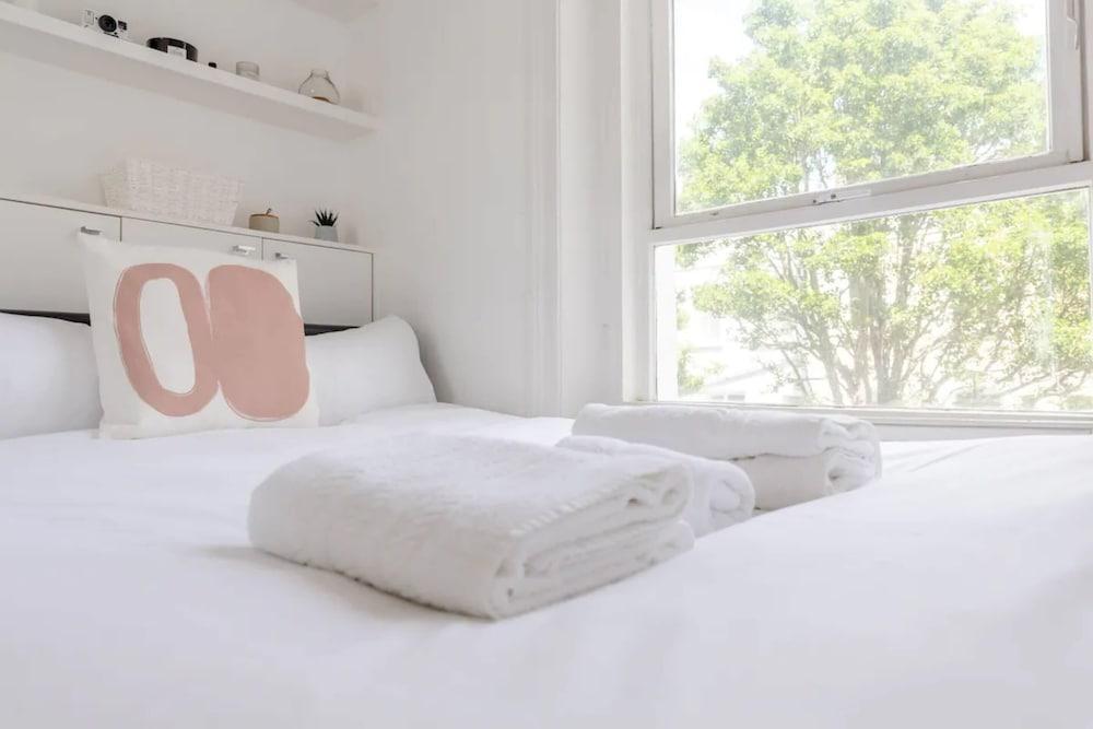 Contemporary 1 Bedroom Apartment in Heart of Shepherds Bush - Tap to explore photos