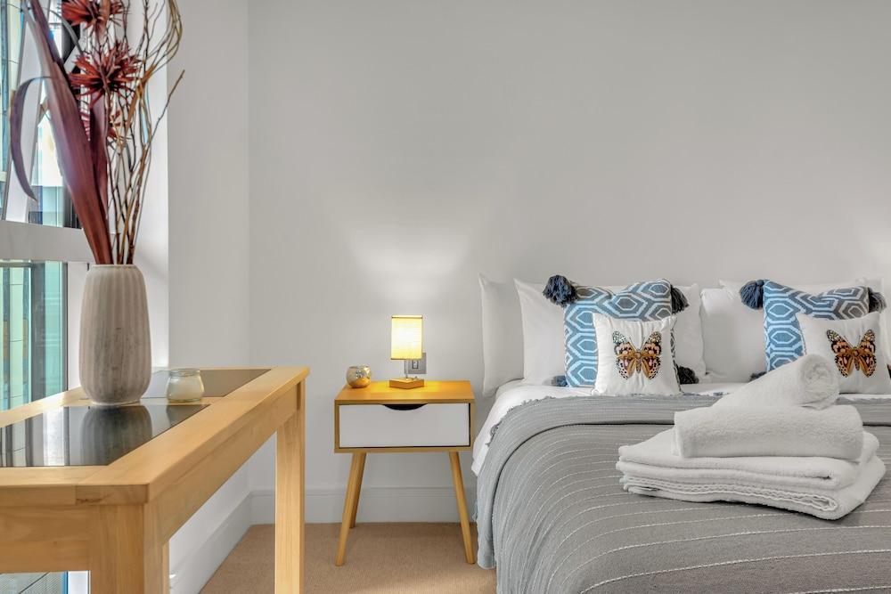 Stunning Serviced Apartment-Canary Wharf - Tap to explore photos