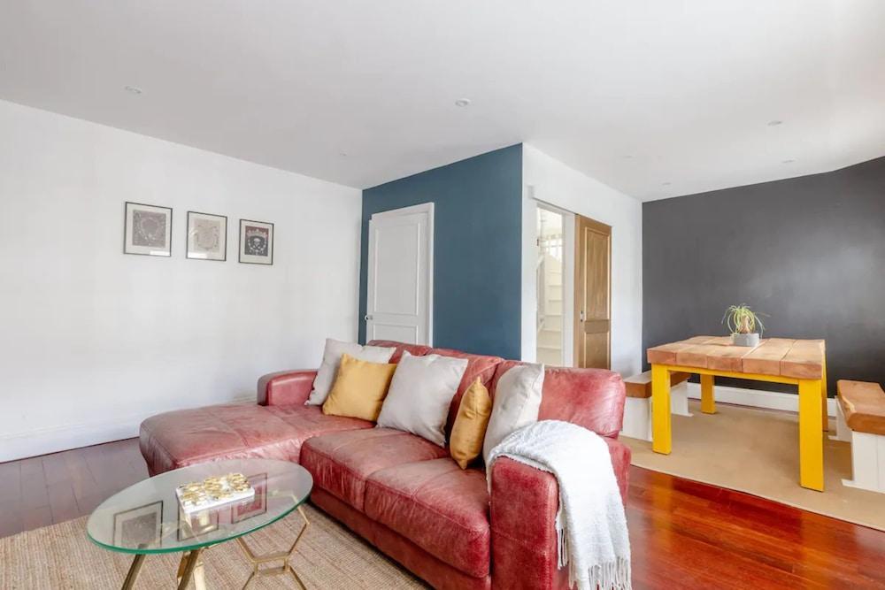 Stylish 2 Bedroom Apartment Beside Putney Station - Tap to explore photos