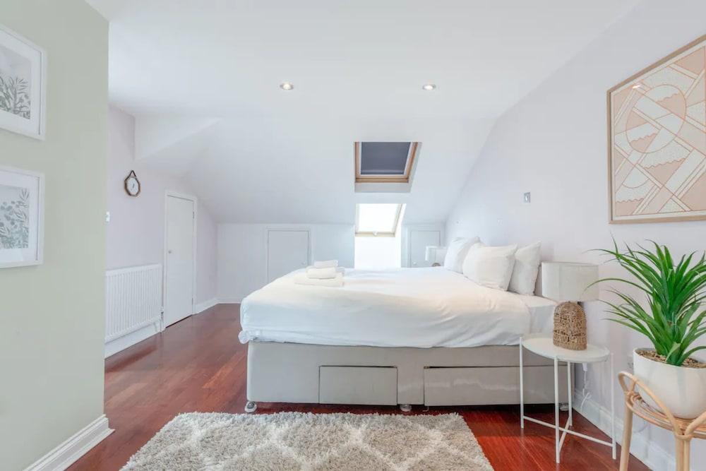 Stylish 2 Bedroom Apartment Beside Putney Station - Tap to explore photos