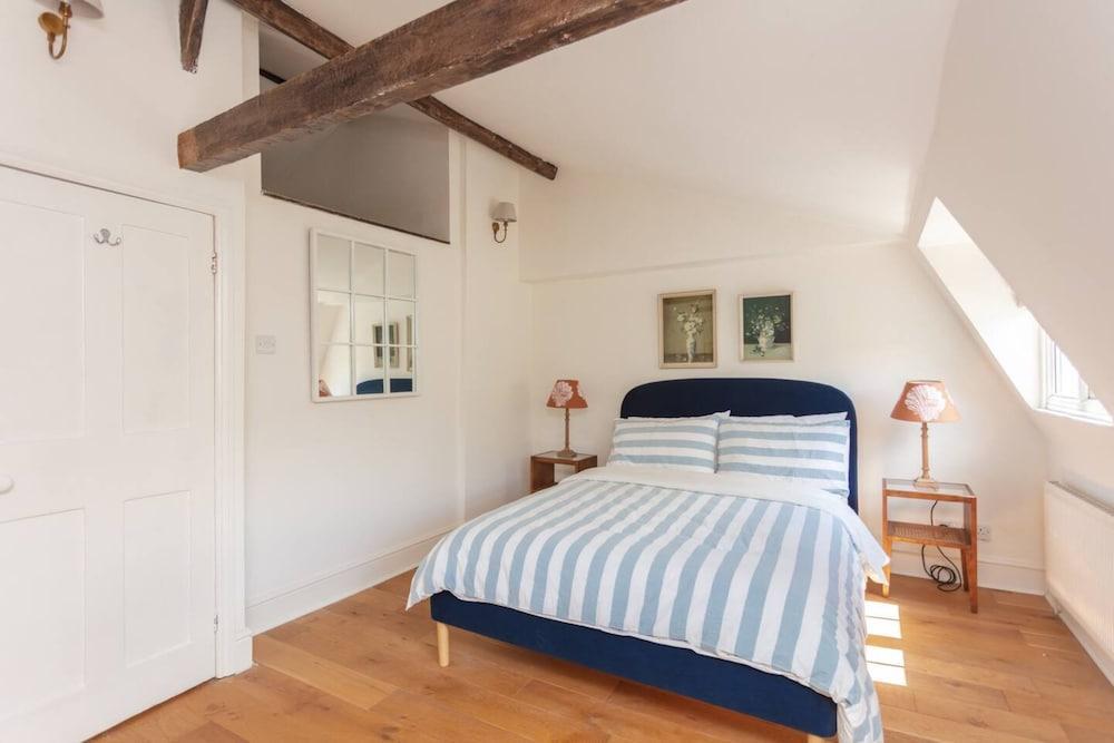 Stunning 2 Bedroom Apartment in the Heart of Chelsea - Tap to explore photos