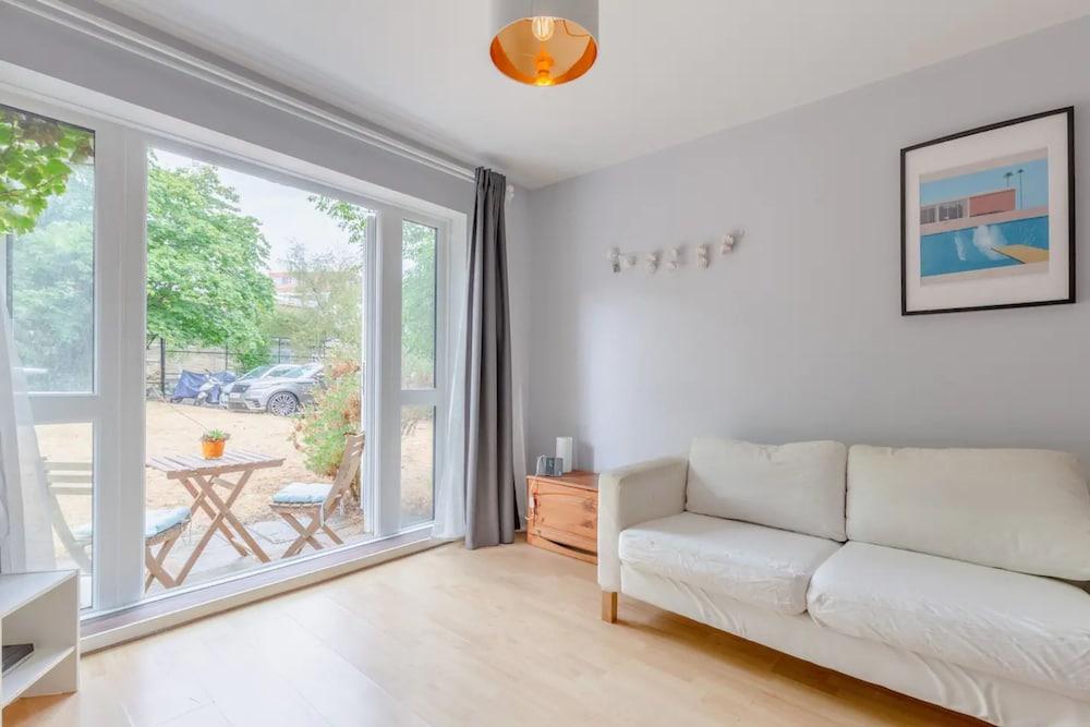 Spacious 1 Bedroom Apartment in Bermondsey - Tap to explore photos
