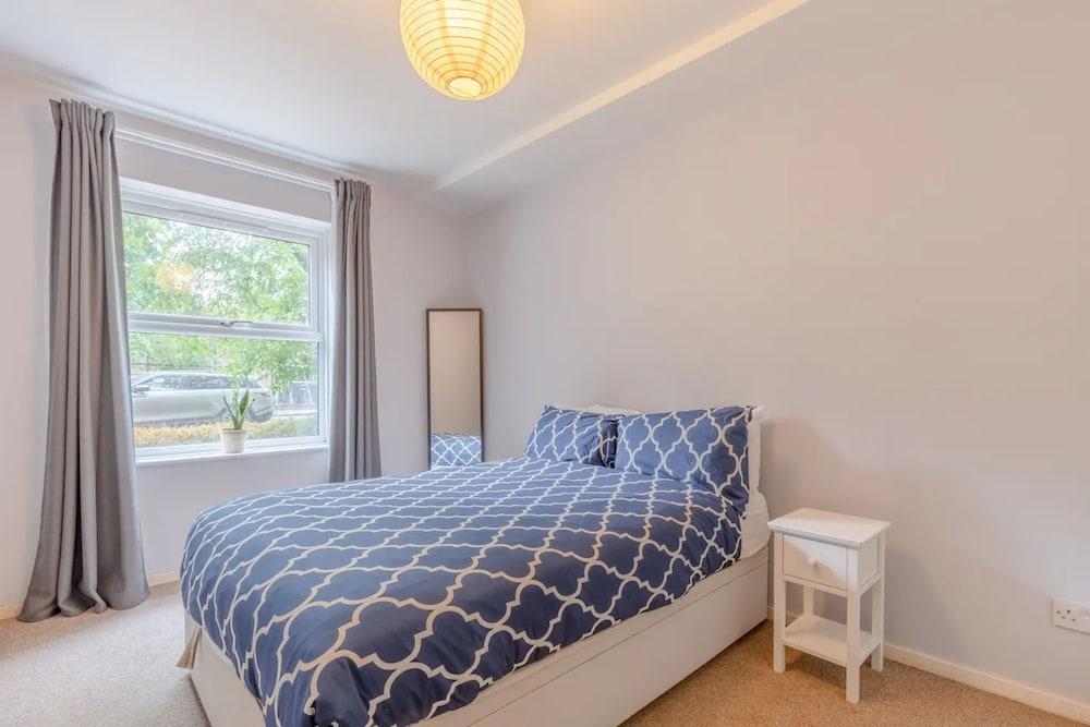 Spacious 1 Bedroom Apartment in Bermondsey - Tap to explore photos