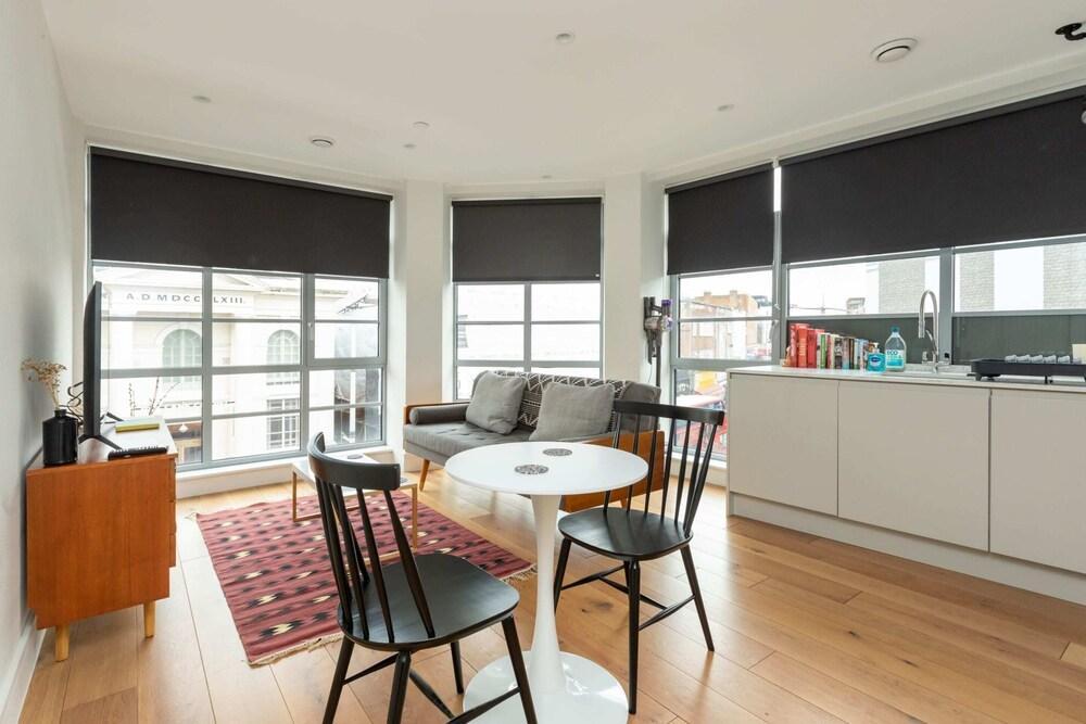 Central and Bright 1 Bedroom Flat - Peckham - Tap to explore photos