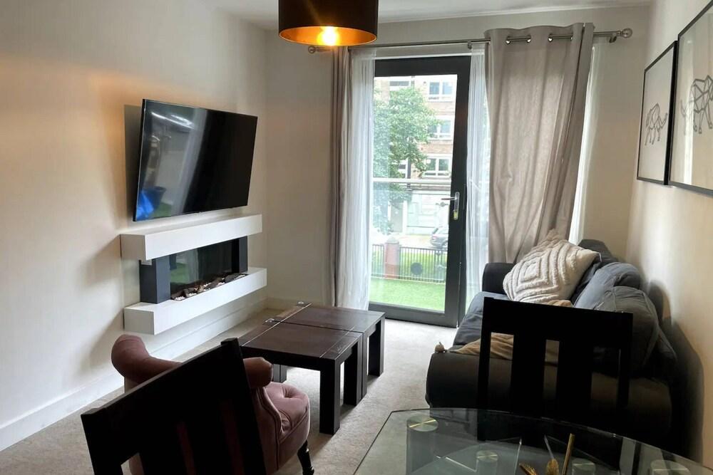 Modern 2BD Flat With Balcony - Battersea - Tap to explore photos