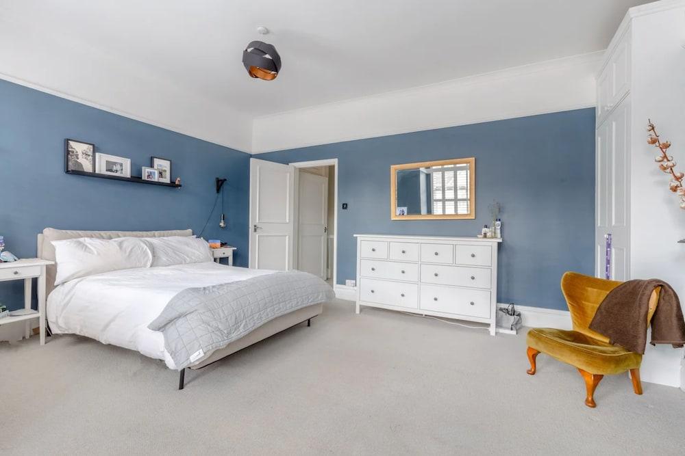 Spacious 2 Bedroom Home in Lewisham - Tap to explore photos