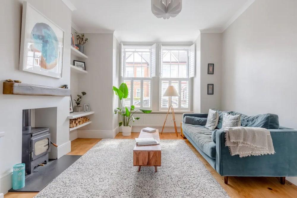 Spacious 2 Bedroom Home in Lewisham - Tap to explore photos