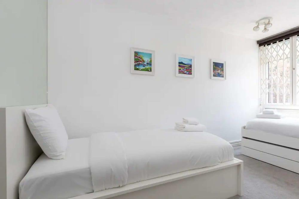Spacious & Welcoming 4BD House - Kennington - Tap to explore photos