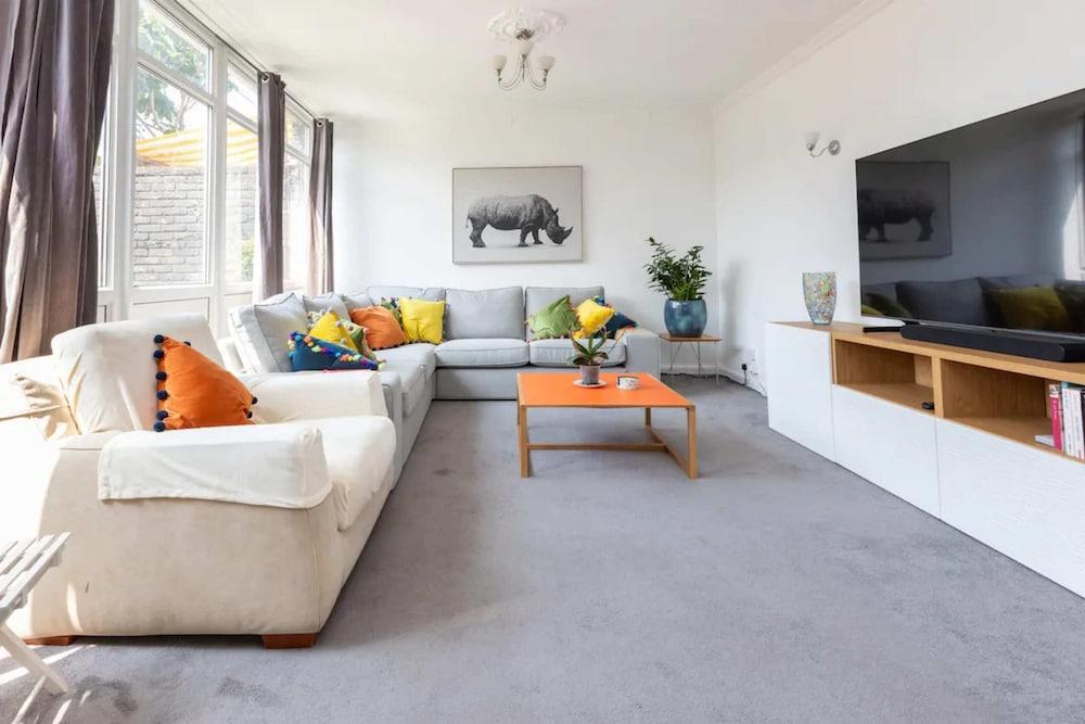 Spacious & Welcoming 4BD House - Kennington - Tap to explore photos