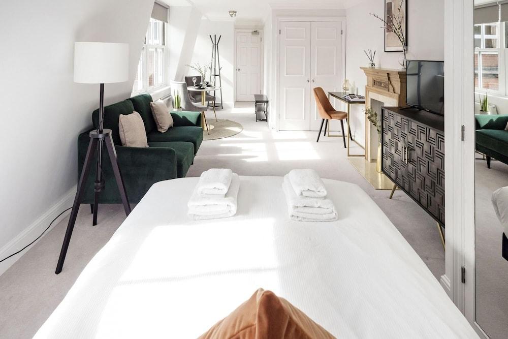 The Duke of York Studio Next to Sloane Square - Tap to explore photos