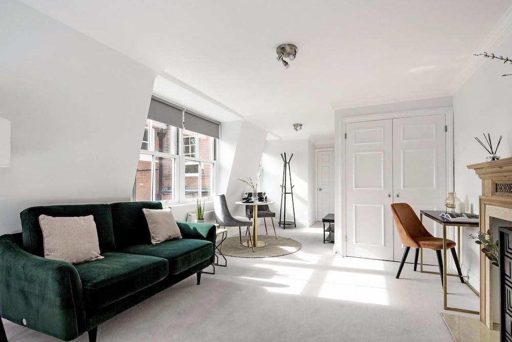 The Duke of York Studio Next to Sloane Square - Tap to explore photos