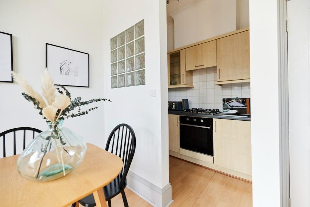 The Camden Hideaway - Stunning 1bdr Flat With Balcony - Tap to explore photos