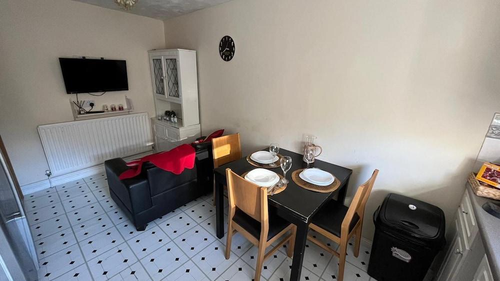 Stunning 3-bed Apartment in Croydon - Tap to explore photos