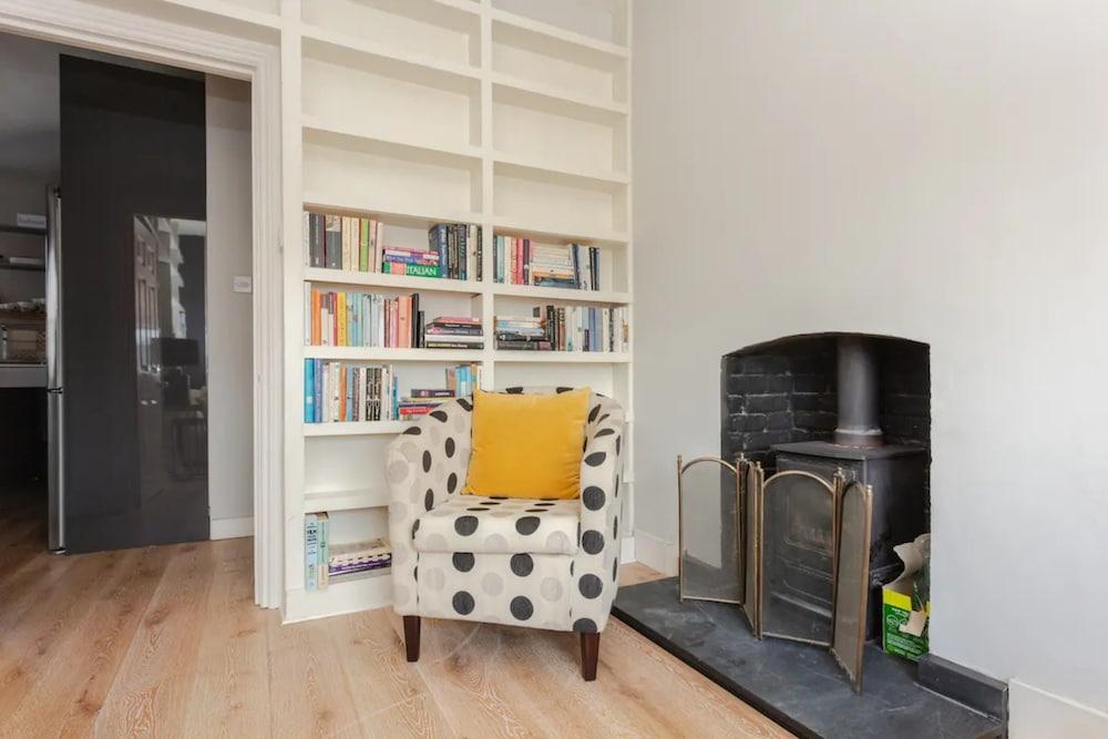 Charming 1 Bedroom Apartment in Vibrant East Dulwich - Tap to explore photos