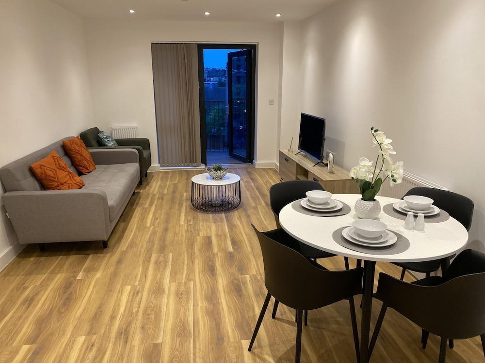 Cosy Stunning two Bed Apartment With Balcony - Tap to explore photos