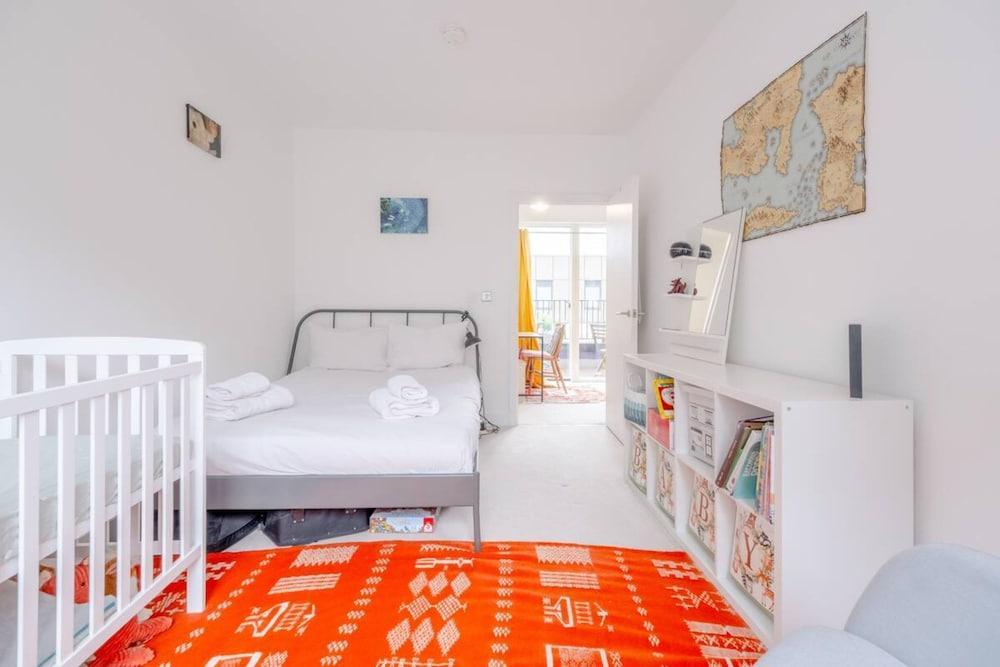 Bright 2 Bedroom Maisonette Near Stratford - Tap to explore photos