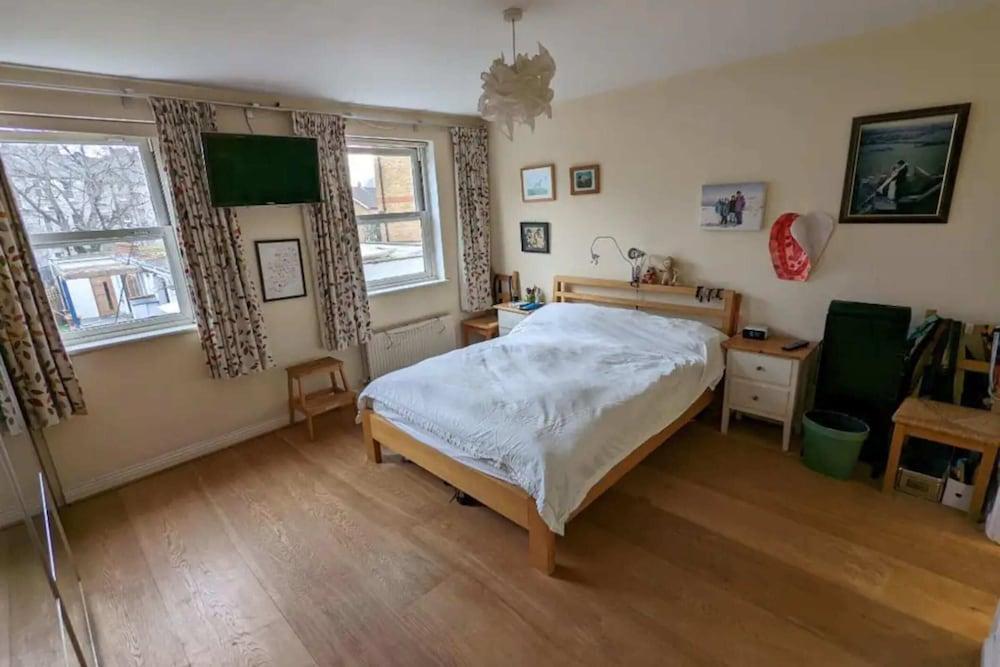 Cheerful 4 Bedroom Home in the Heart of London - Tap to explore photos