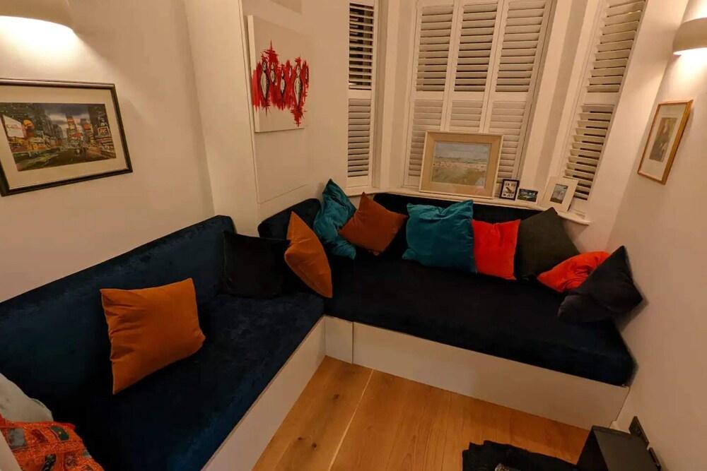 Cheerful 4 Bedroom Home in the Heart of London - Tap to explore photos