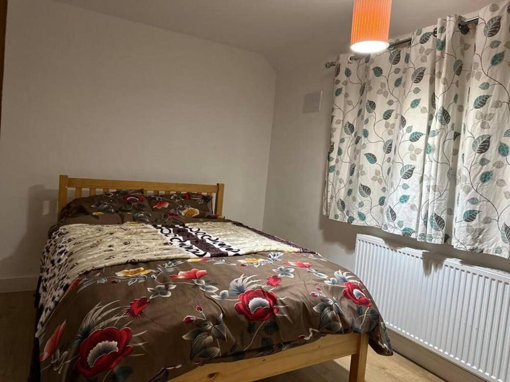 Spacious 3-bed House With car Park Near Heathrow - Tap to explore photos
