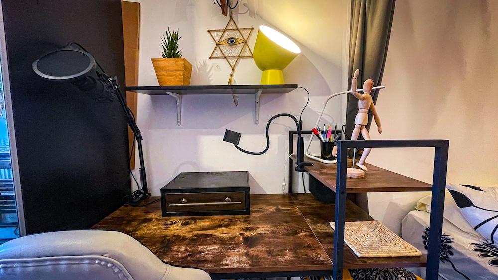Large 1-bed Studio in London Well Equipped - Tap to explore photos