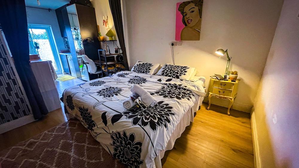 Large 1-bed Studio in London Well Equipped - Tap to explore photos
