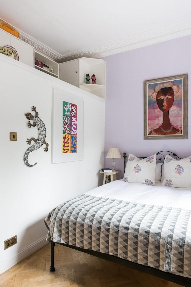 The Hummingbird Distinctive Kensington 1-bed Flat - Tap to explore photos