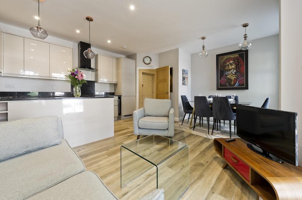 Stylish two Bedroom Apartment Near Tower Bridge by Underthedoormat - Tap to explore photos