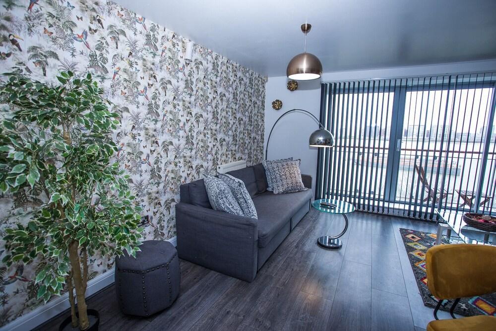 Remarkable 2-bed Apartment With Sea View - Tap to explore photos